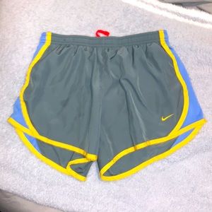 Nike tempo running shorts size youth large